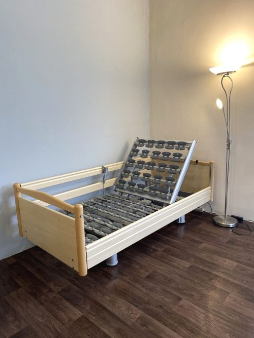 Elektromos betegágy háttámla emelés funkcióval, rugalmas támasztóelemekkel a kényelmes és ergonomikus fekvésért.