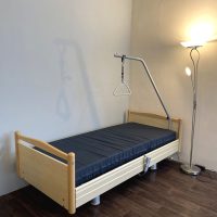 Négyfunkciós elektromos betegágy antidekubitusz matraccal és állítható kapaszkodóval