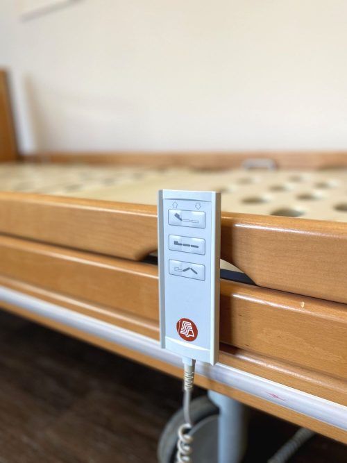 Elektromos ápolási ágy vezérlője, három alapfunkcióval: magasságállítás, háttámla és lábrész döntése.