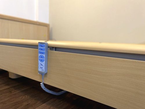 Elektromos betegágy vezérlője az ágy oldalán rögzítve