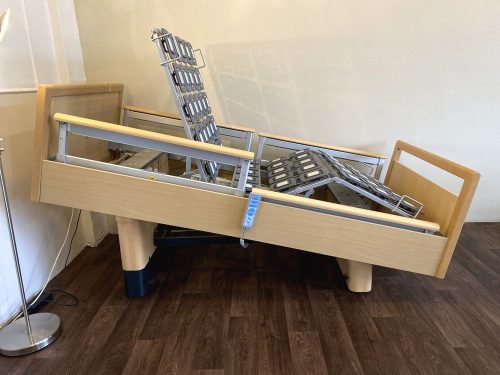 Elektromos betegágy anti-Trendelenburg pozícióban, állítható háttámlával és osztott oldalkorláttal.