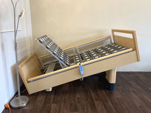Ápolási ágy Trendelenburg pozícióban, döntött fekvőfelülettel