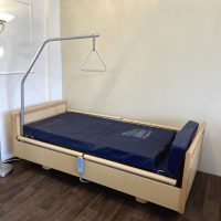 Osztott korlátos többfunkciós elektromos betegágy kapaszkodóval és antidecubitus matraccal.