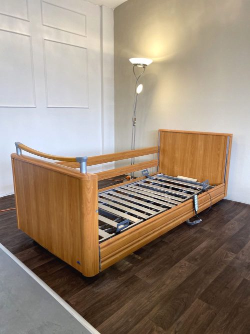 Elegáns, extra alacsony ágy fa burkolattal és letisztult dizájnnal, állítható magassággal és kényelmes kapaszkodóval.
