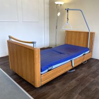 Többfunkciós elektromos betegágy kapaszkodóval