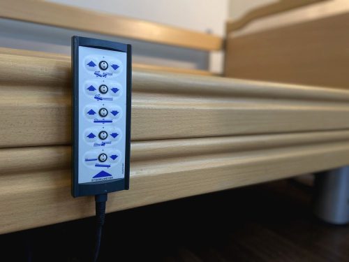 Elektromos betegágy vezérlője különböző állítási funkciókkal.