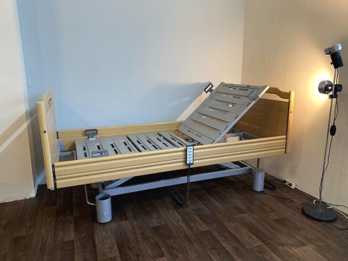 Elektromos betegágy ideális magasságban, döntött háttámlával.