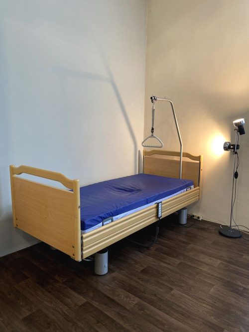 5 funkciós elektromos betegágy, rejtett kerekekkel, csúsztatható duplakorláttal és gyógyászati matraccal.