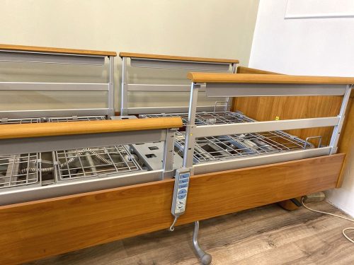 Osztott, többállású oldalkorláttal rendelkező elektromos betegágy
