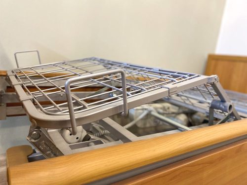 Elektromos betegágy állítható lábtámasza, fém szerkezetű rácsozattal.