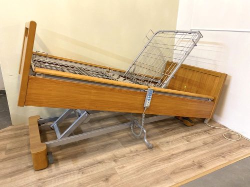 Elektromos betegágy Trendelenburg pozícióban, állítható háttámlával.