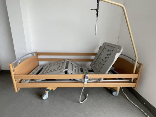 Elektromos betegágy dönthető háttámlával és lábrésszel, kapaszkodóval és távirányítóval.