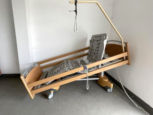HAsznált német betegágy Trendelenburg pozícióban, állítható háttámlával és lábrésszel, kapaszkodóval és távirányítóval.