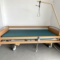 Használt elektromos áőolási ágy fékezhető kerekekkel, íves ágyvégekkel.