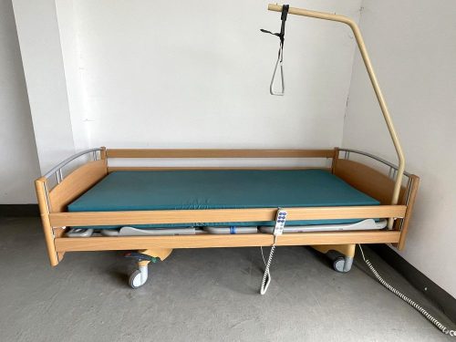 Használt elektromos áőolási ágy fékezhető kerekekkel, íves ágyvégekkel.