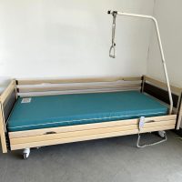 Fisher használt német minőség, ápolási ágy csúsztható oldalkorlátokkal.