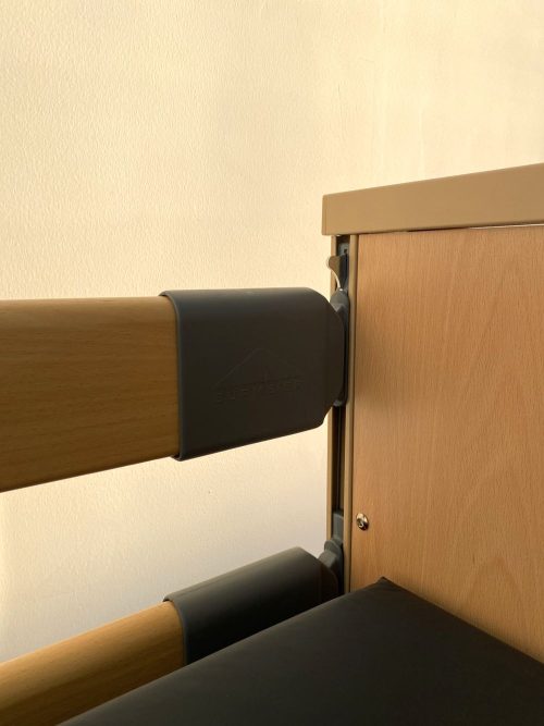 Biztonságos fa oldalkorlát elektromos betegágyhoz, stabil rögzítéssel