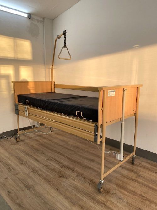 Elektromos betegágy maximális magasságra emelve otthoni ápoláshoz.