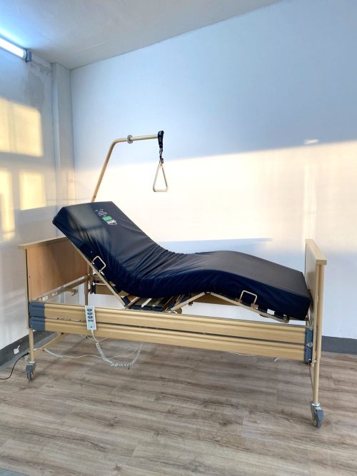 Elektromosan állítható betegágy háttámla- és lábtámasz-emelő funkcióval