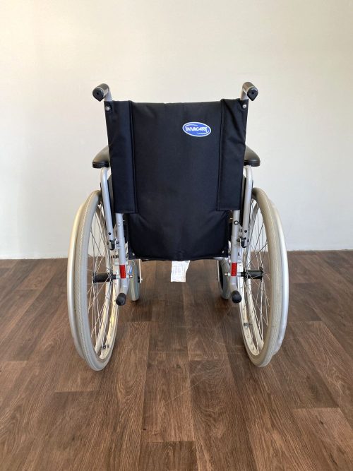Hátulnézetből fotózott Invacare kézi kerekesszék fekete háttámlával, ezüst vázzal és nagy, masszív hátsó kerekekkel, stabil és ergonomikus kialakítással.