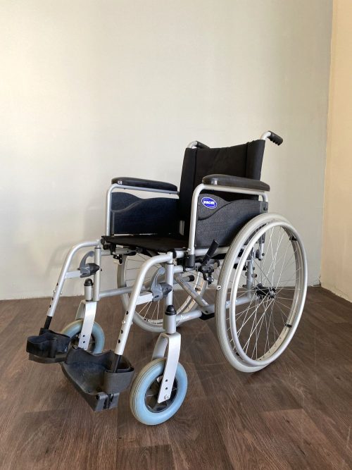 Invacare összecsukható kerekesszék masszív alumínium vázzal, fekete háttámlával és kartámaszokkal, valamint kényelmes lábtartókkal.