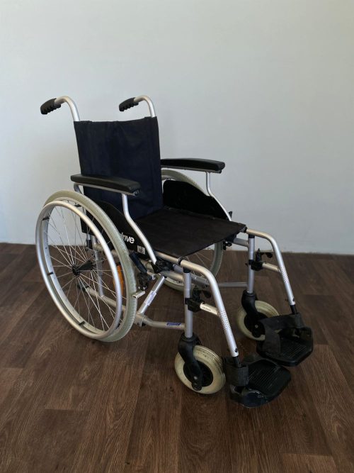 Összecsukható kézi kerekesszék masszív fémvázzal, fekete ülőfelülettel és ergonomikus karfákkal