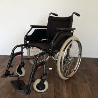 Kihajtható lábtartóval és levehető kerekekkel ellátott Dietz kerekesszék.