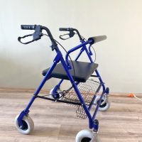 Nagy terhelhetőségű, összecsukható rollátor, járássegítő.