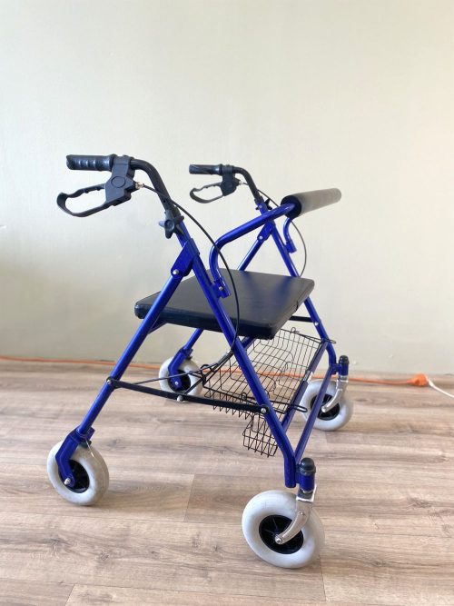 Nagy terhelhetőségű, összecsukható rollátor, járássegítő.