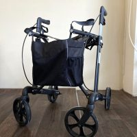 összecsukható aluminiumvázas rollátor biztonsági fékekkel, tárolóval