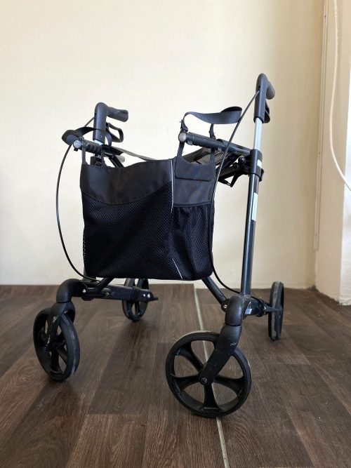 összecsukható aluminiumvázas rollátor biztonsági fékekkel, tárolóval