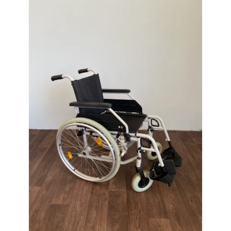 B+B összecsukható kerekesszék bal oldalnézetből