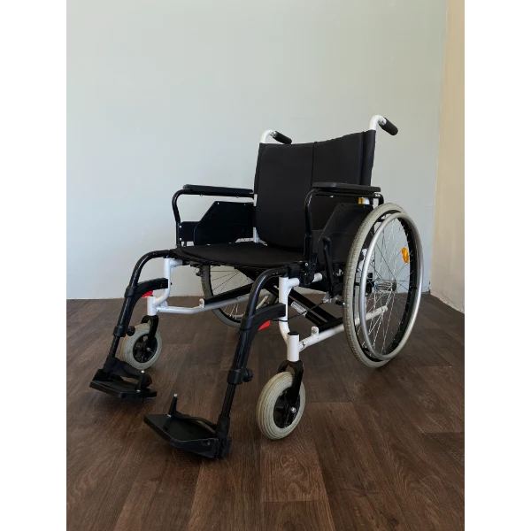 XL méretű, összecsukható kerekesszék 56 cm ülőszélességgel