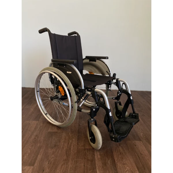 Ottobock kerekesszék 45 cm ülőfelülettel oldalnézetből