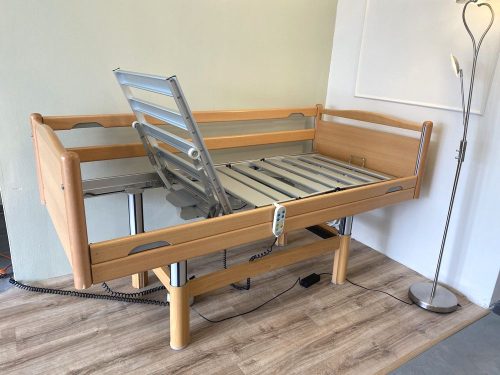 3 funkciós betegágy megemelt magasságban, felhajtott oldalkorlátokkal és döntött háttámlával