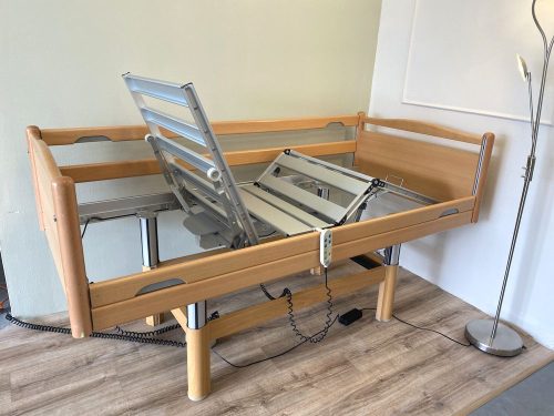 3 funkciós betegágy maximális magasságban, felhajtott korlátokkal, emelt háttámlával és lábrésszel