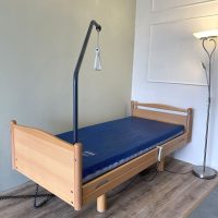 3 funkciós otthonápolási ágy tölgy színben, állítható háttámlával és oldalkorlátokkal
