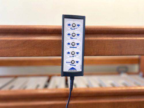 Stiegelmeyer betegágy távirányító ikonokkal, korlátra akasztva