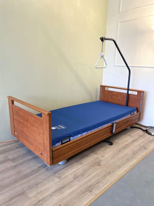 Stiegelmeyer 5 funkciós betegágy elegáns fa dizájnnal és ergonomikus kialakítással.