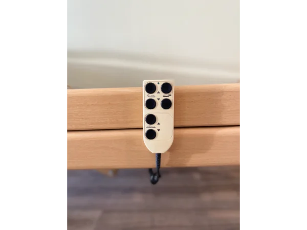 Betegágy ergonomikus távvezérlővel.