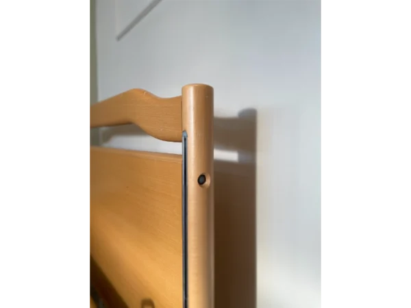 Fából készült ágyvég elektromos betegágyhoz.