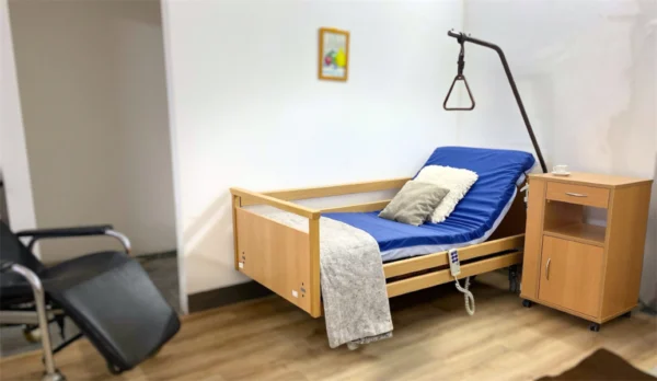 Jó minőségű használt betegágy kapaszkodóval és éjjeliszekrénnyel.