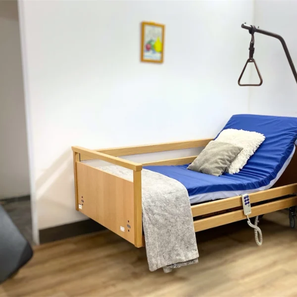 Jó minőségű használt betegágy kapaszkodóval és éjjeliszekrénnyel.