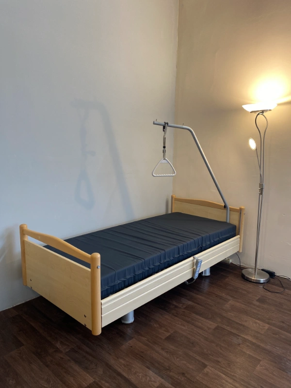Felfekvés elleni matrac fekete gumihuzattal, elektromos betegágyban elhelyezve.