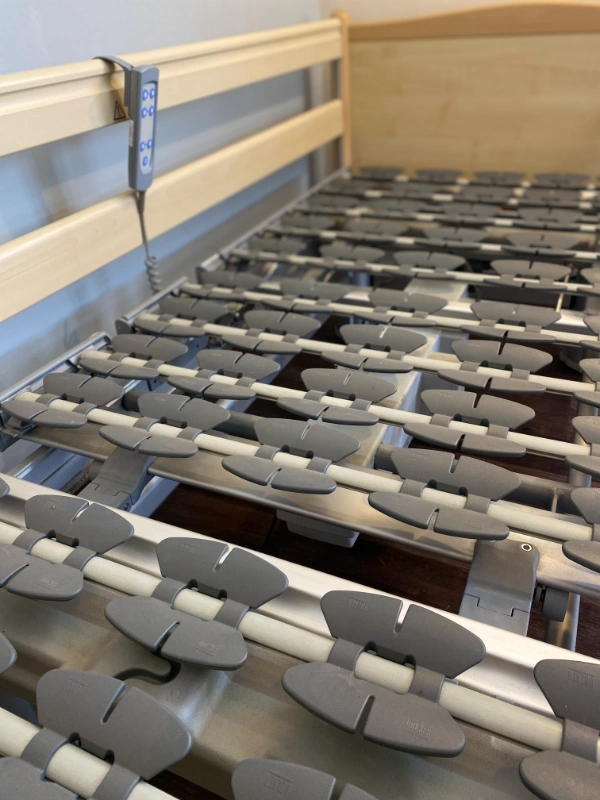 Modern nyomáselosztó ágyrács rendszer állítható fej- és lábrésszel.