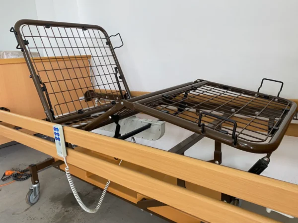 Emelhető lábtartó és háttámla.