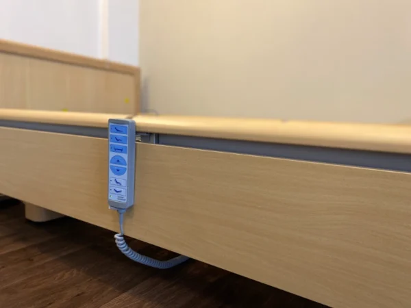Wissner-Bosserhoff betegágy távirányítóval, fa burkolattal és ergonomikus szerkezettel.