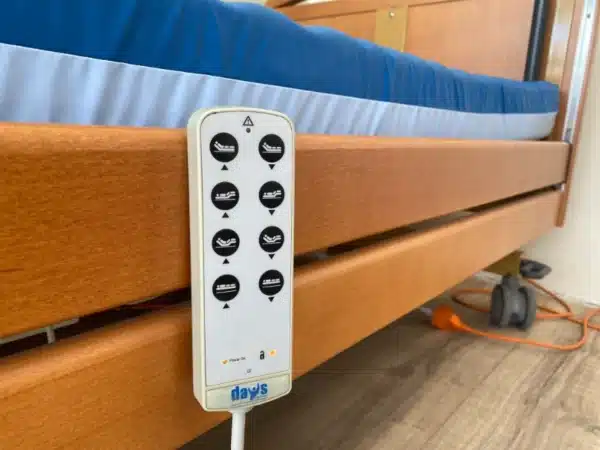 Ápolási ágy elektromos távirányítóval és kék matraccal
