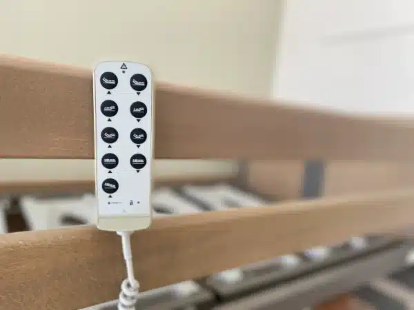 Távirányító elektromos ágy vezérléséhez, ergonomikus kialakítással