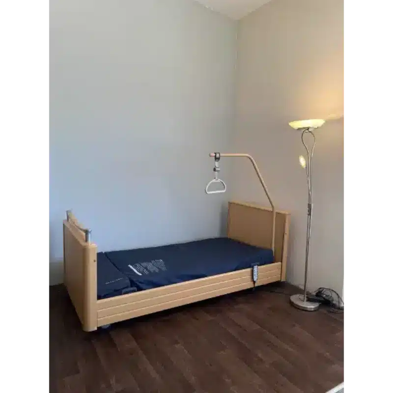 Ápolási ágy emelőrúddal és matraccal, világostölgy kivitelben